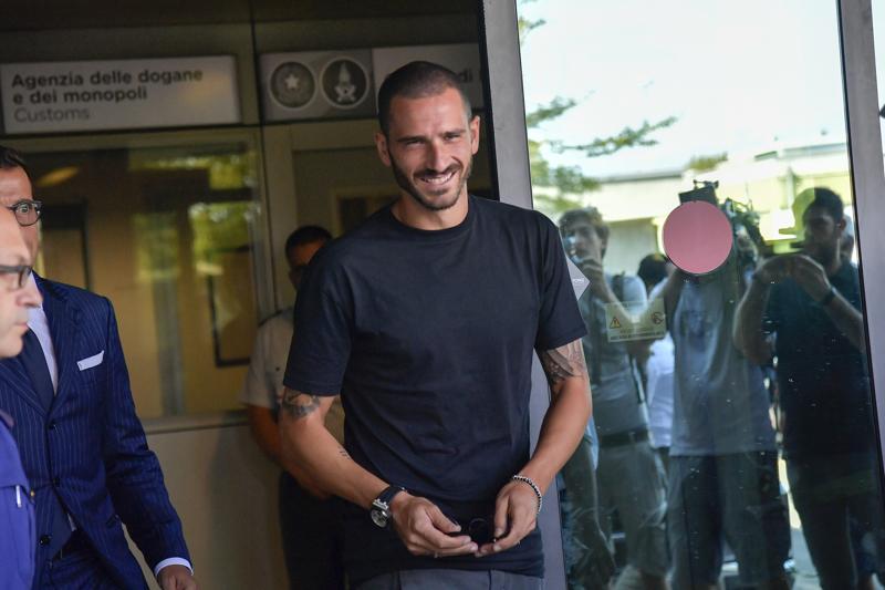 Juventus, Bonucci arriva a Vinovo: accoglienza gelida dei tifosi JUVENTUS NEWS