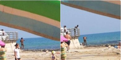 Migranti africani si fanno il bagno nudi a Pozzallo