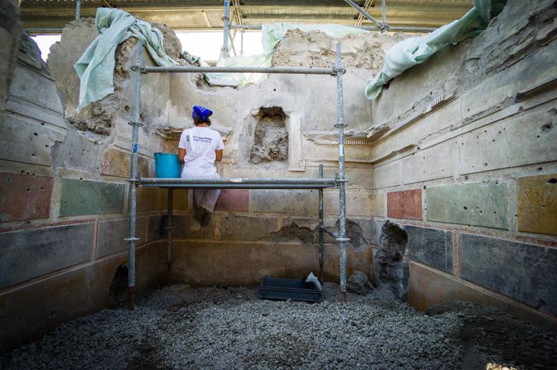 Pompei, nuove scoperte nella casa di Giove: antiche decorazioni in I stile Pompei, nuove scoperte nella casa di Giove: antiche decorazioni in I stile