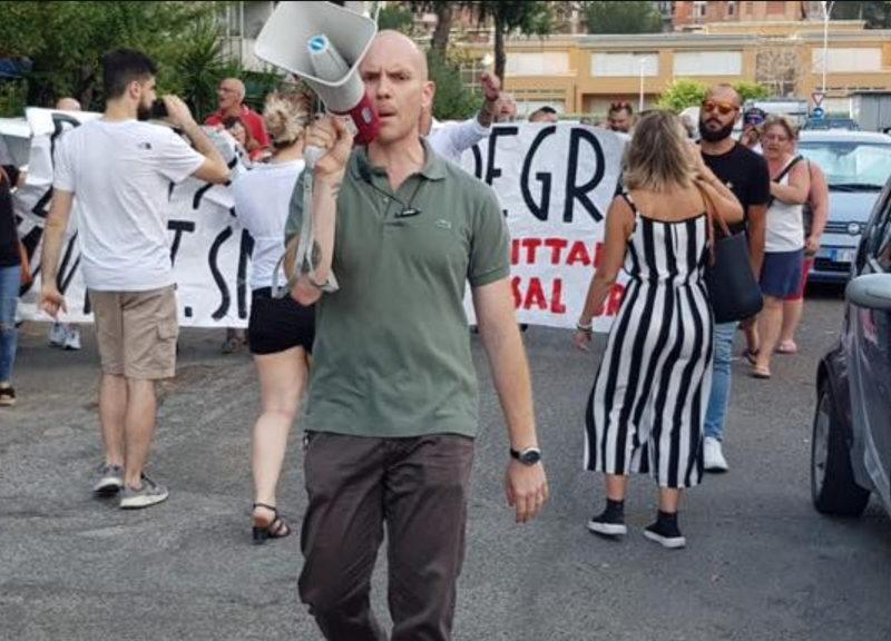 Roma, CasaPound e i residenti di Casal Bruciato cacciano i rom dal quartiere Roma, CasaPound e i residenti di Casal Bruciato cacciano i rom dal quartiere