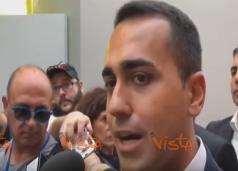 Air Force Renzi, Di Maio: “Contento che Trenta abbia messo la parola fine a simbolo del narcisismo” Air Force Renzi, Di Maio: “Contento che Trenta abbia messo la parola fine a simbolo del narcisismo”