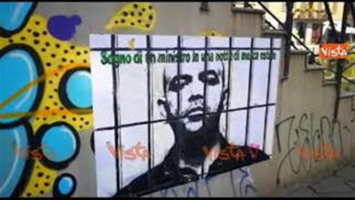 Milano, Saviano dietro le sbarre, lo scontro con Salvini diventa un dipinto