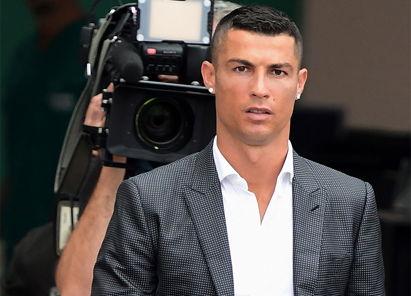 Cristiano Ronaldo fa shopping a Milano con Georgina Cristiano Ronaldo fa shopping a Milano con Georgina