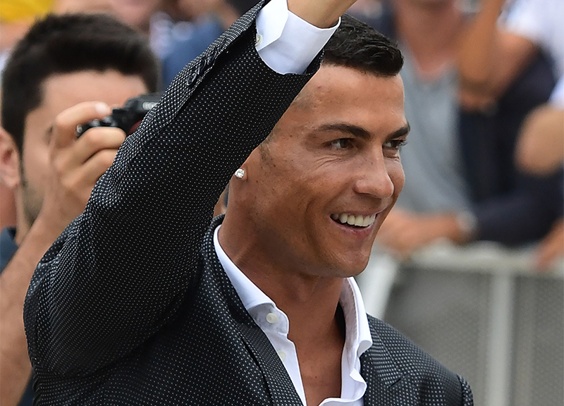 Cristiano Ronaldo fa shopping a Milano con Georgina Cristiano Ronaldo fa shopping a Milano con Georgina