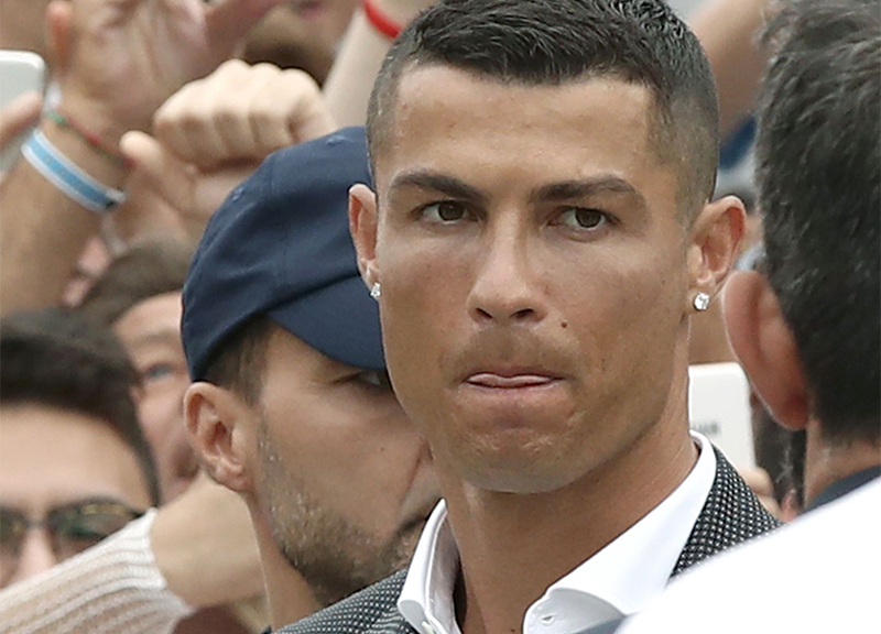 Cristiano Ronaldo fa shopping a Milano con Georgina Cristiano Ronaldo fa shopping a Milano con Georgina