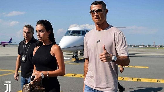 Cristiano Ronaldo fa shopping a Milano con Georgina Cristiano Ronaldo fa shopping a Milano con Georgina