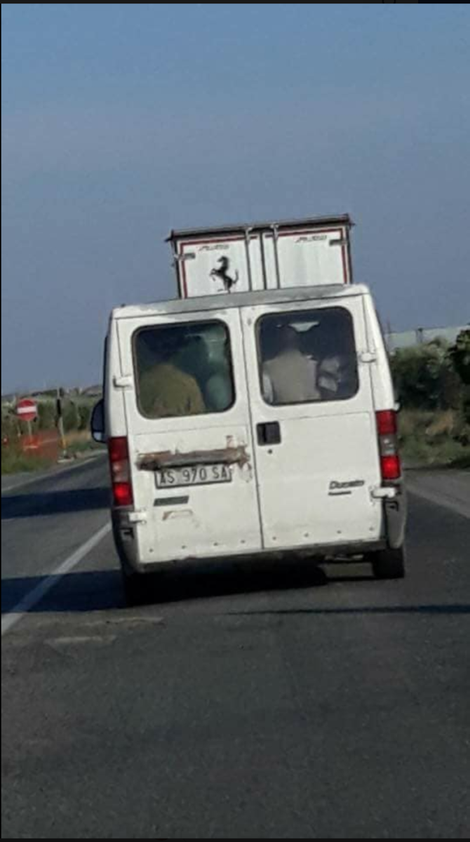 Braccianti morti: Fratelli d’Italia posta foto di pulmino con migranti rubato Braccianti morti: Fratelli d’Italia posta foto di pulmino con migranti rubato