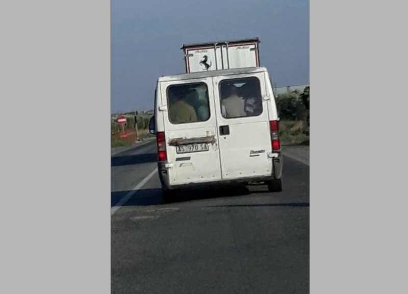 Braccianti morti: Fratelli d’Italia posta foto di pulmino con migranti rubato Braccianti morti: Fratelli d’Italia posta foto di pulmino con migranti rubato