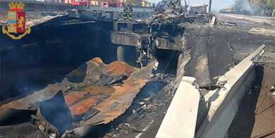 Bologna: incidente tir, crolla ponte: l’enorme voragine creata dall’esplosione