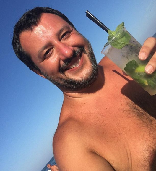 Salvini-Isoardi, coccole bollenti in spiaggia. SALVINI-ISOARDI, LE FOTO Salvini-Isoardi, coccole bollenti in spiaggia. SALVINI-ISOARDI, LE FOTO