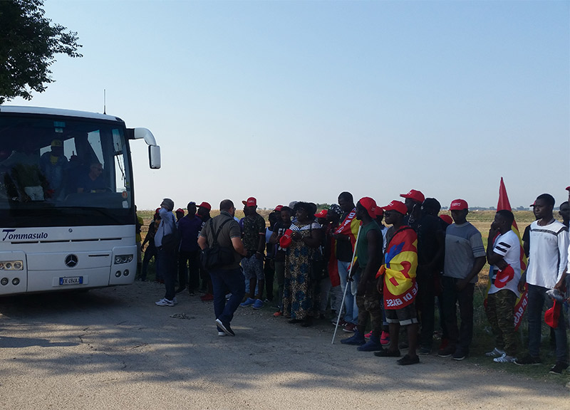 Caporalato: corteo protesta dei berretti rossi tra ghetto San Severo e Foggia Caporalato: corteo protesta dei berretti rossi tra ghetto San Severo e Foggia