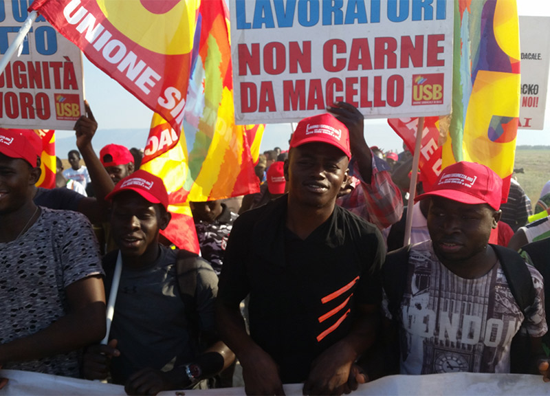 Caporalato: corteo protesta dei berretti rossi tra ghetto San Severo e Foggia Caporalato: corteo protesta dei berretti rossi tra ghetto San Severo e Foggia