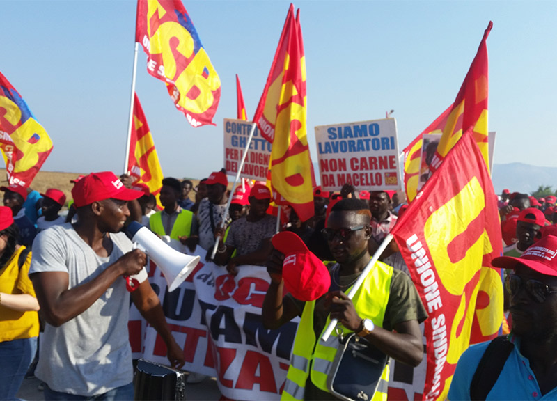 Caporalato: corteo protesta dei berretti rossi tra ghetto San Severo e Foggia Caporalato: corteo protesta dei berretti rossi tra ghetto San Severo e Foggia