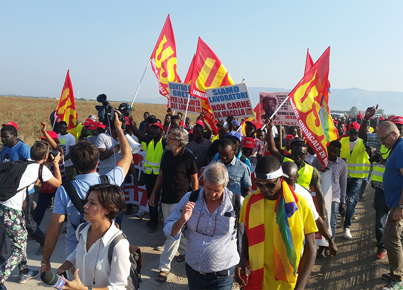 Caporalato: corteo protesta dei berretti rossi tra ghetto San Severo e Foggia Caporalato: corteo protesta dei berretti rossi tra ghetto San Severo e Foggia