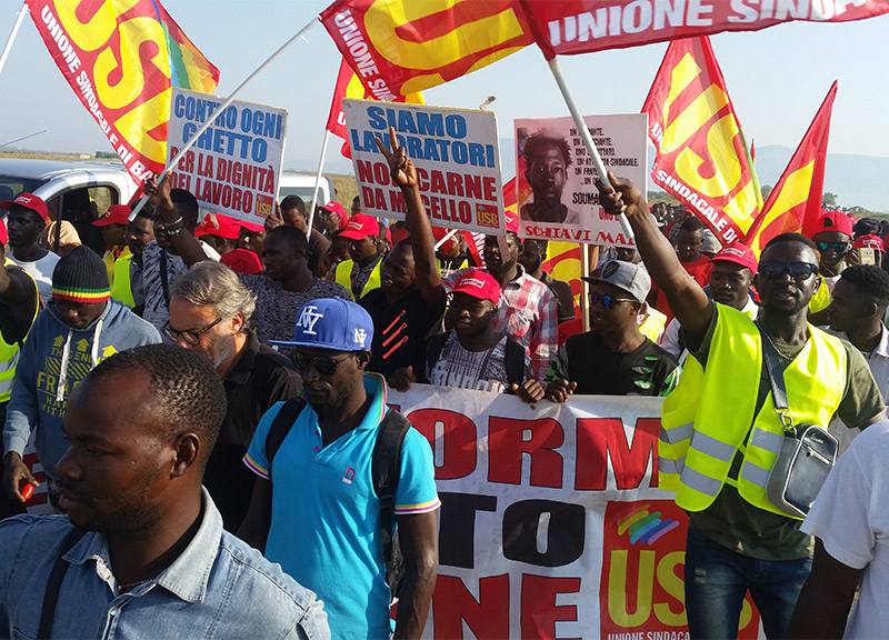 Caporalato: corteo protesta dei berretti rossi tra ghetto San Severo e Foggia Caporalato: corteo protesta dei berretti rossi tra ghetto San Severo e Foggia