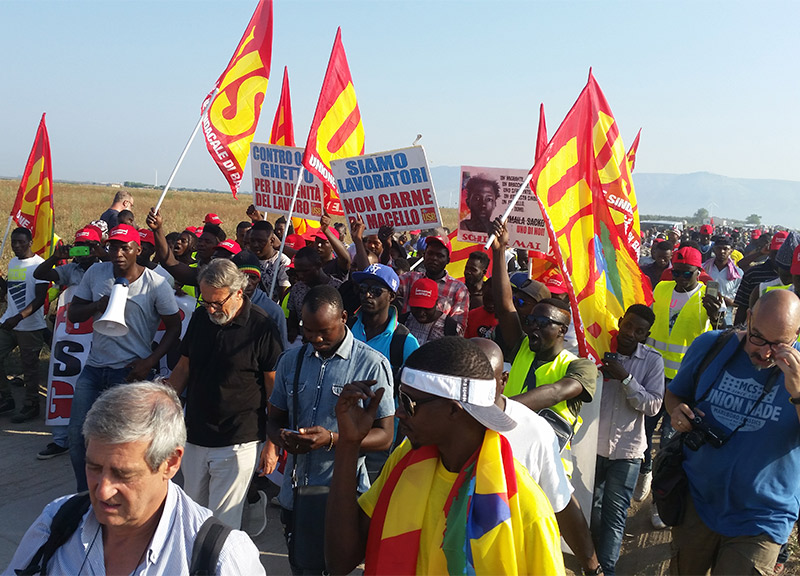Caporalato: corteo protesta dei berretti rossi tra ghetto San Severo e Foggia Caporalato: corteo protesta dei berretti rossi tra ghetto San Severo e Foggia