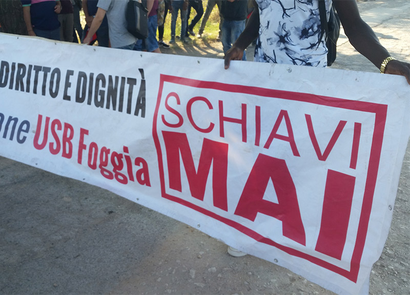 Caporalato: corteo protesta dei berretti rossi tra ghetto San Severo e Foggia Caporalato: corteo protesta dei berretti rossi tra ghetto San Severo e Foggia