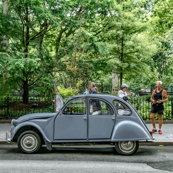 Citroen 2CV festeggia i 70 anni a New York Citroen 2CV festeggia i 70 anni a New York