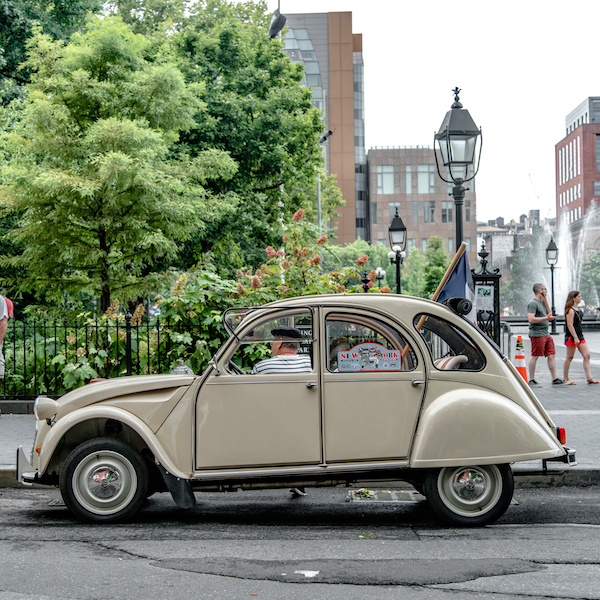 Citroen 2CV festeggia i 70 anni a New York Citroen 2CV festeggia i 70 anni a New York