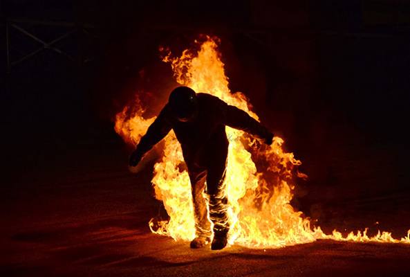 Debito con la banca da saldare in 10 giorni, un uomo minaccia di darsi fuoco Debito con la banca da saldare in 10 giorni, un uomo minaccia di darsi fuoco