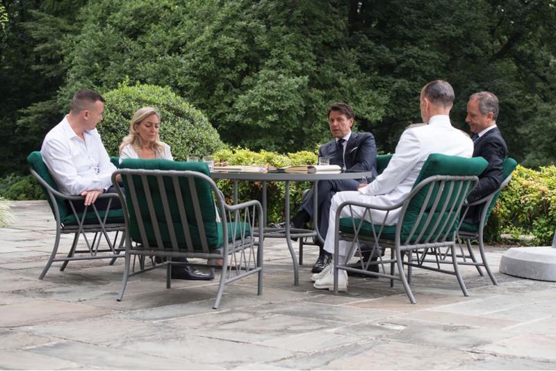 Casalino torna nella sua Ceglie: foto con Trump. Il ministro Lezzi a La Piazza