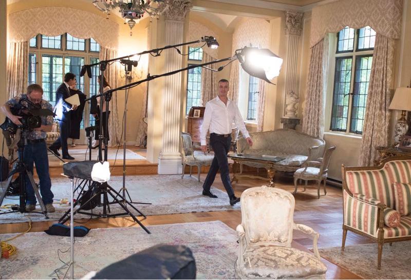 Casalino torna nella sua Ceglie: foto con Trump. Il ministro Lezzi a La Piazza