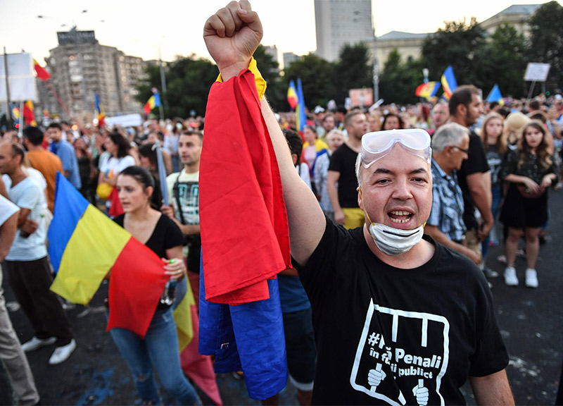 Romania, scontri a Bucarest polizia-manifestanti. Una Mani Pulite rumena?