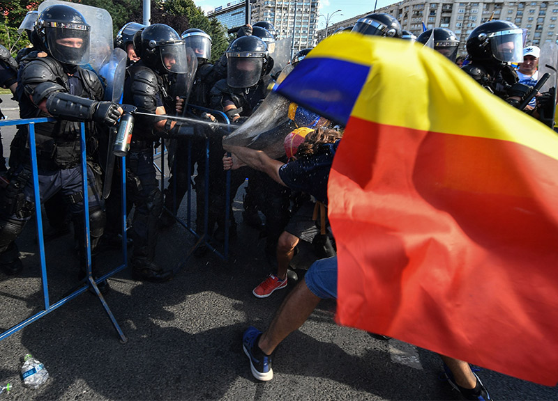 Romania, scontri a Bucarest polizia-manifestanti. Una Mani Pulite rumena?