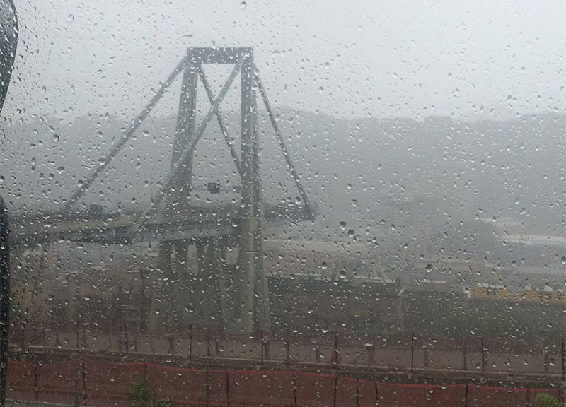 Genova ponte crollato: si temono oltre 50 morti. Pilone a rischio,632 sfollati Genova ponte crollato: si temono oltre 50 morti. Pilone a rischio,632 sfollati