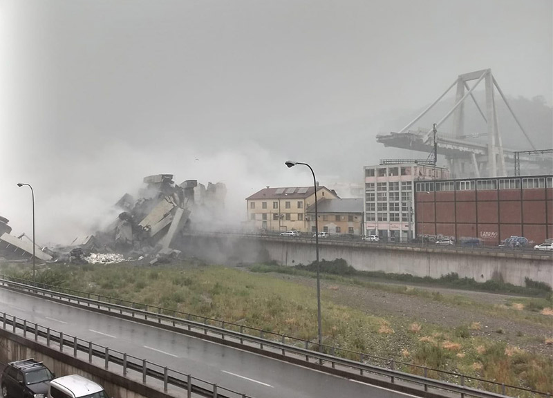 Genova ponte crollato, sabato i funerali di Stato. Si scava senza sosta Genova ponte crollato, sabato i funerali di Stato. Si scava senza sosta