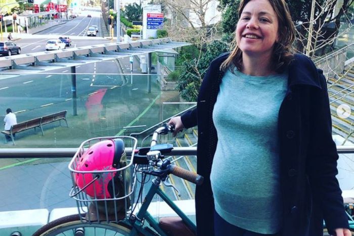 Nuova Zelanda, ministra incinta in bici in ospedale per partorire Nuova Zelanda, ministra incinta in bici in ospedale per partorire