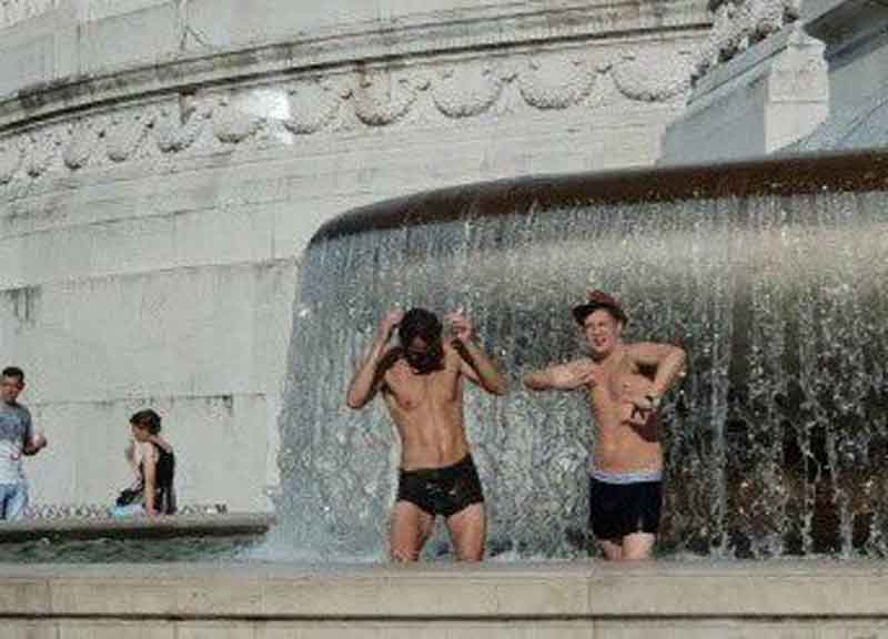 Nudi nella fontana di piazza Venezia: sono inglesi, caccia ai turisti folli Nudi nella fontana di piazza Venezia: sono inglesi, caccia ai turisti folli