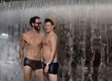 Nudi nella fontana di piazza Venezia: sono inglesi, caccia ai turisti folli