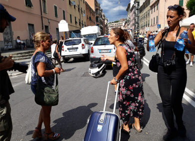 Crollo ponte Genova, il giorno della collera sul Web