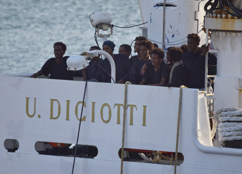 Diciotti, sequestro di persone? Ma nessuno ordina blitz per liberare “ostaggi” Diciotti, sequestro di persone? Ma nessuno ordina blitz per liberare “ostaggi”