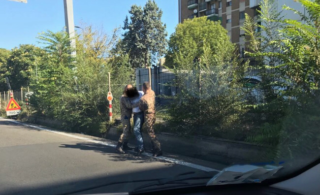 Inseguimento tra le auto in coda. Paura e curiosità vicino all’autostrada