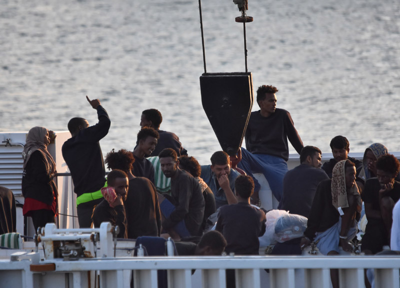 Diciotti, quattro scafisti a bordo: fermati anche per violenza sessuale Diciotti, quattro scafisti a bordo: fermati anche per violenza sessuale