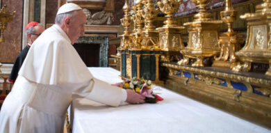 Papa Francesco torna dall’Irlanda e va a pregare a Santa Maria Maggiore
