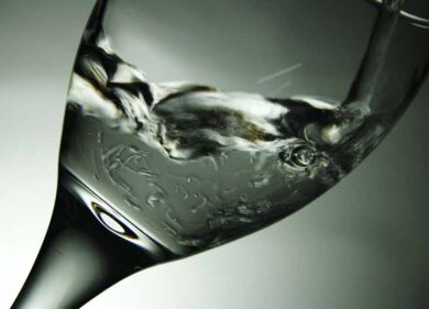 Acido nell’acqua del collega, arrestata: uomo salvo per miracolo