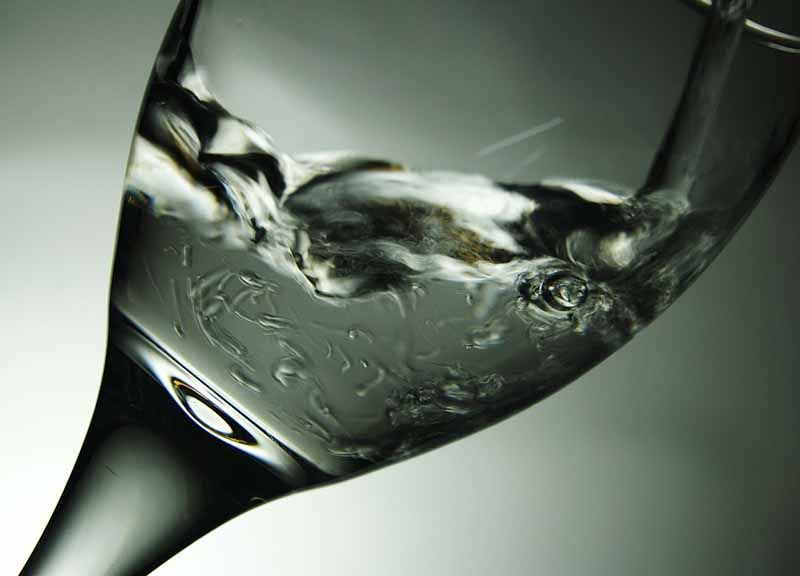 Acido nell’acqua del collega, arrestata: uomo salvo per miracolo Acido nell’acqua del collega, arrestata: uomo salvo per miracolo
