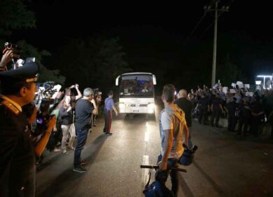 Migranti, finta rivolta a Rocca di Papa. Cori contro e welcome: tutta fuffa