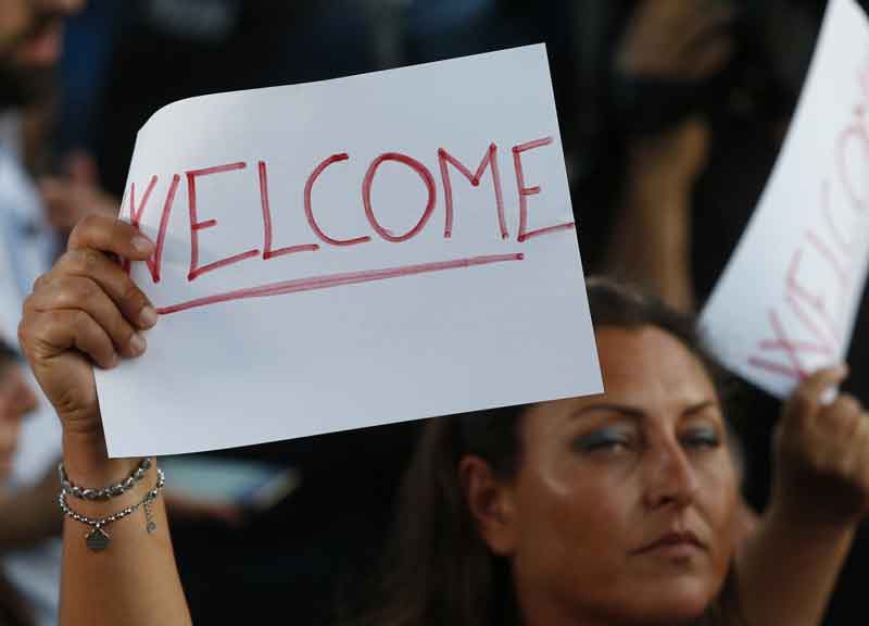 Migranti, finta rivolta a Rocca di Papa. Cori contro e welcome: tutta fuffa Migranti, finta rivolta a Rocca di Papa. Cori contro e welcome: tutta fuffa