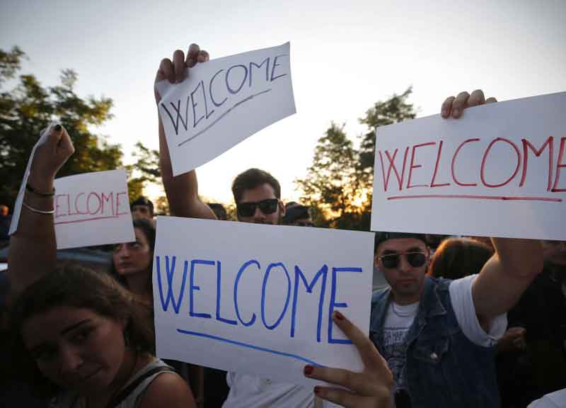 Migranti, finta rivolta a Rocca di Papa. Cori contro e welcome: tutta fuffa Migranti, finta rivolta a Rocca di Papa. Cori contro e welcome: tutta fuffa
