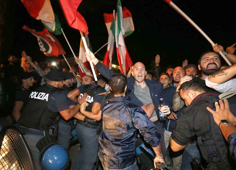 Migranti, finta rivolta a Rocca di Papa. Cori contro e welcome: tutta fuffa Migranti, finta rivolta a Rocca di Papa. Cori contro e welcome: tutta fuffa