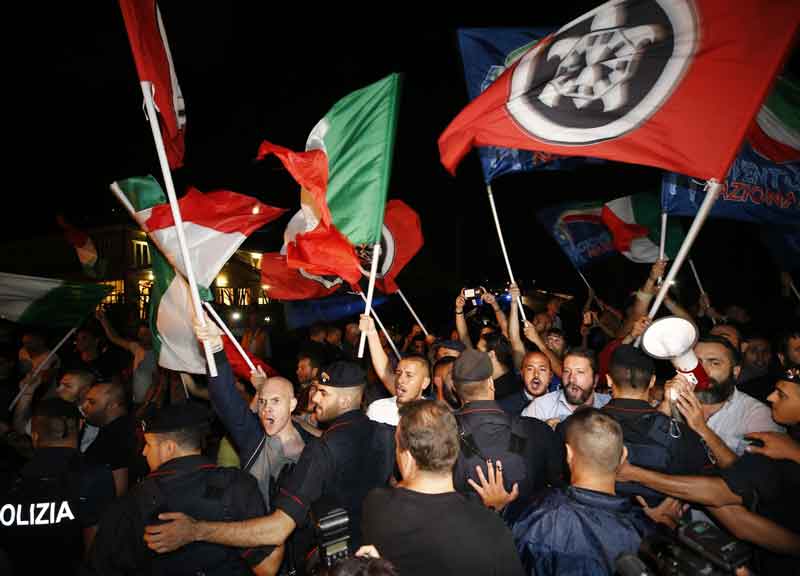 Migranti, finta rivolta a Rocca di Papa. Cori contro e welcome: tutta fuffa Migranti, finta rivolta a Rocca di Papa. Cori contro e welcome: tutta fuffa