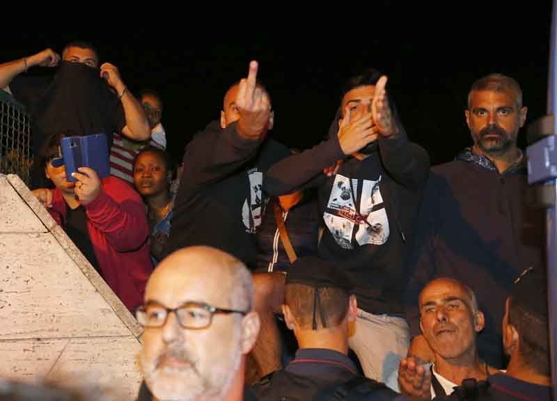 Migranti, finta rivolta a Rocca di Papa. Cori contro e welcome: tutta fuffa Migranti, finta rivolta a Rocca di Papa. Cori contro e welcome: tutta fuffa