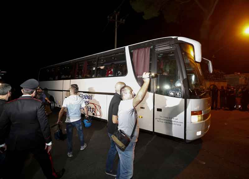 Migranti, finta rivolta a Rocca di Papa. Cori contro e welcome: tutta fuffa Migranti, finta rivolta a Rocca di Papa. Cori contro e welcome: tutta fuffa