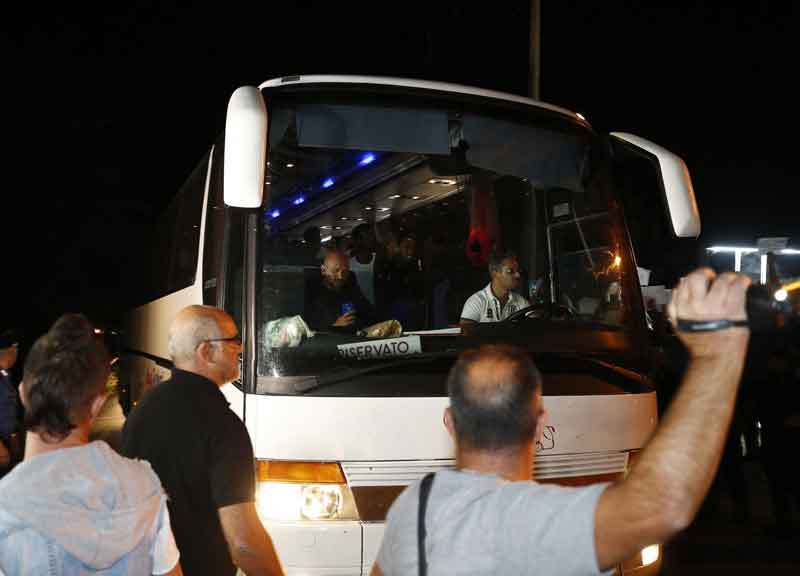 Migranti, finta rivolta a Rocca di Papa. Cori contro e welcome: tutta fuffa Migranti, finta rivolta a Rocca di Papa. Cori contro e welcome: tutta fuffa