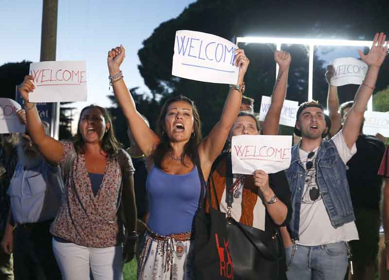 Migranti, finta rivolta a Rocca di Papa. Cori contro e welcome: tutta fuffa Migranti, finta rivolta a Rocca di Papa. Cori contro e welcome: tutta fuffa