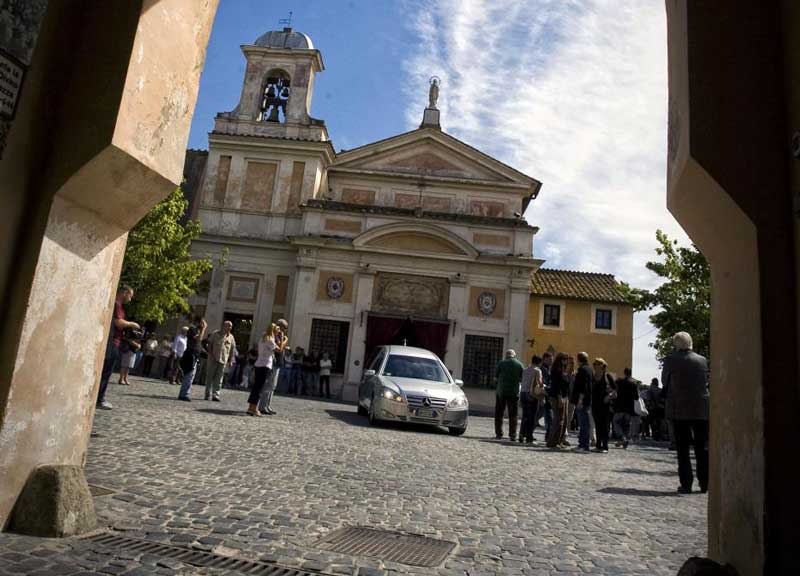 Divino Amore, cerca di prelevare denaro alle Poste con documenti falsi Divino Amore, cerca di prelevare denaro alle Poste con documenti falsi